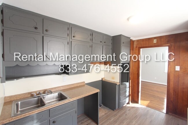 Building Photo - 3 Bedroom 1.5Bath - New On The Market! Better Hurry To See This One!!