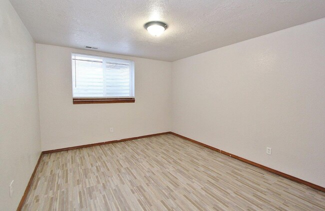 Building Photo - Single-Level w/BG Home in a Quiet Neighbor...