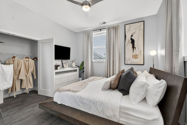 Building Photo - 1424 N Park Pl