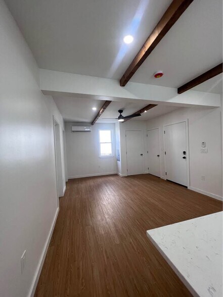 living/ kitchen - 206 S Chestnut St