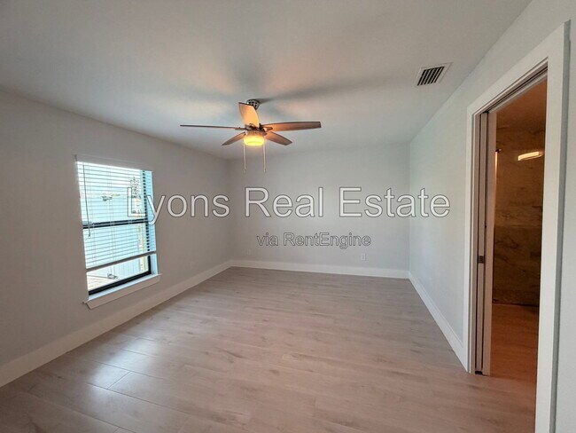 Building Photo - 231 SW 47th Terrace