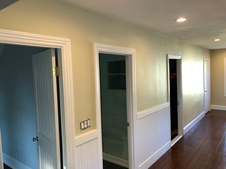 Bathroom located in-between the two bedrooms - 16 Tecumseh Street