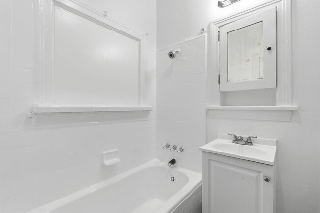 Building Photo - 707 W 48th St
