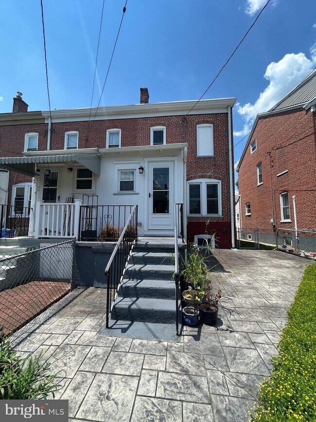 Building Photo - 32 3rd Ave