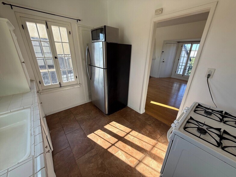 Building Photo - 1154 N Curson Ave