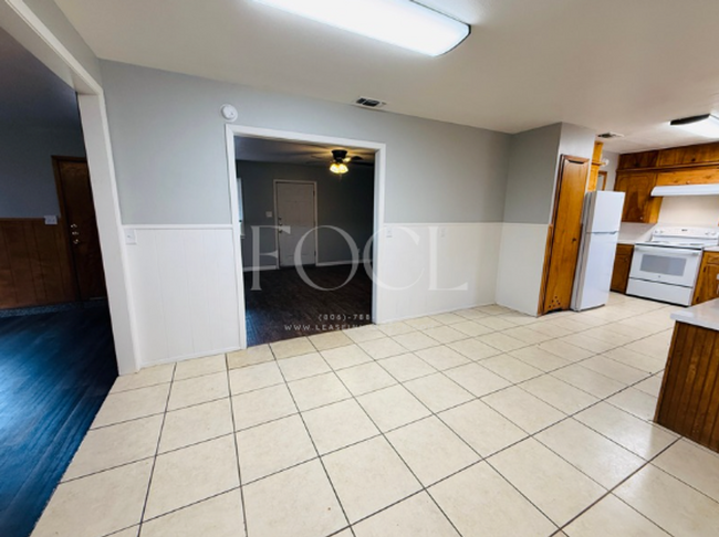 Building Photo - Large 3/2 with 2 living areas