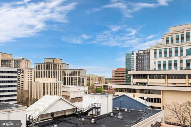 Building Photo - 1301 N Courthouse Rd