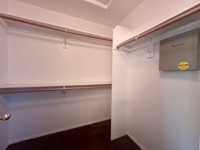 Building Photo - Charming Duplex 3 Bed 2 Bath w/ Double Car Garage and a Beautiful View in Portland!