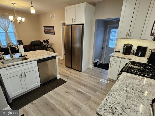 Building Photo - 404 W Wayne Ave