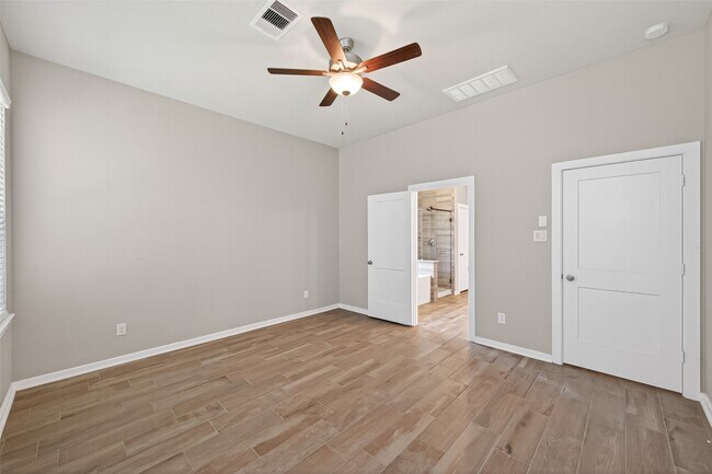 Building Photo - 516 Shine Ct