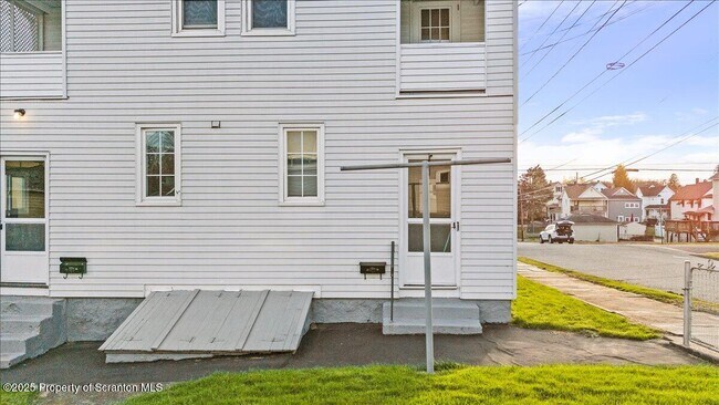 Building Photo - 1446 Thackery St