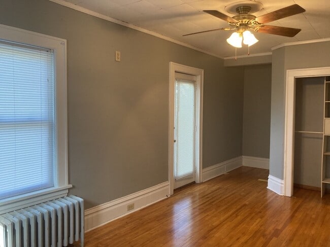 Building Photo - AVAILABLE JUNE - 4 Bed 1.5 Bath Spacious Home