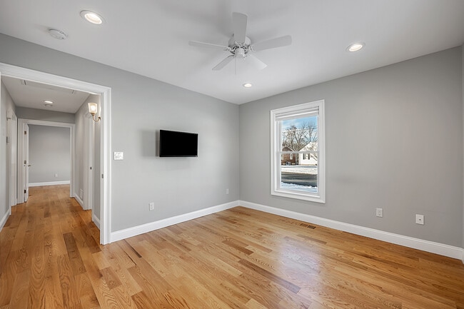 Building Photo - 137 Knowles Ave