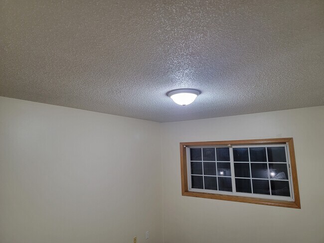 Building Photo - 1319 SE Delaware Ave