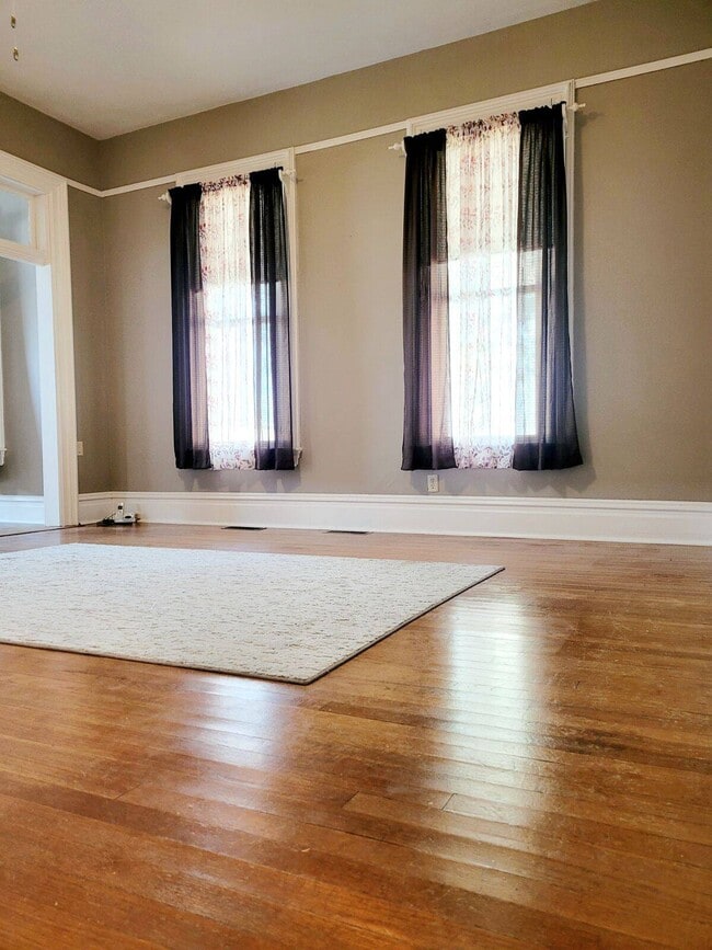 Building Photo - 103 W 1st Ave