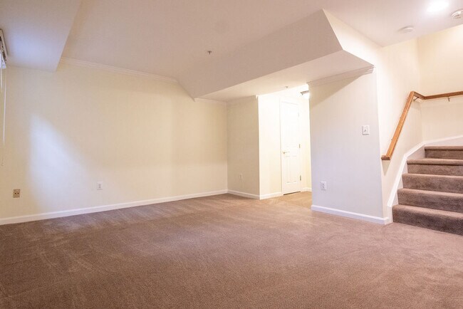 Building Photo - 719 N Vermont St