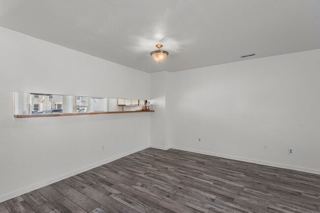 Building Photo - 1365 Longlac Rd