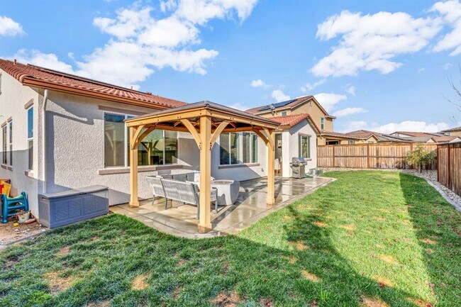 Building Photo - Rocklin 3 Bed 2.5 Bath Solar Gem