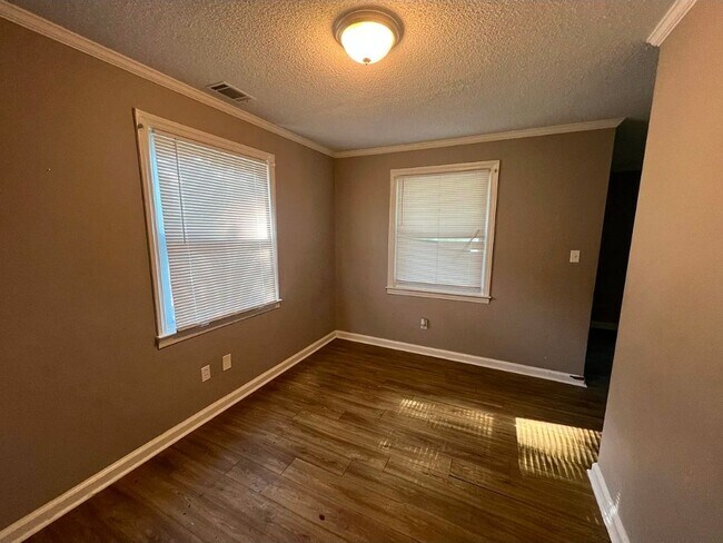 Building Photo - Charming Home with Front & Rear Porches overlooking large yard!!