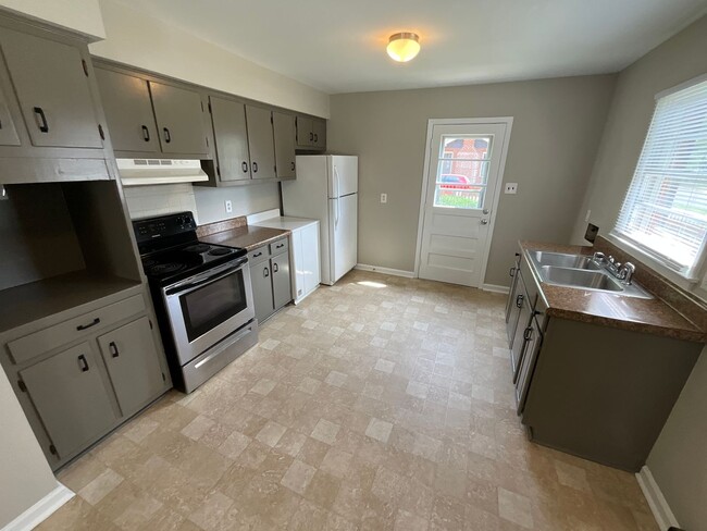 Building Photo - Lovely 2 Bed, 1 Bath Brick Ranch near UNC-...