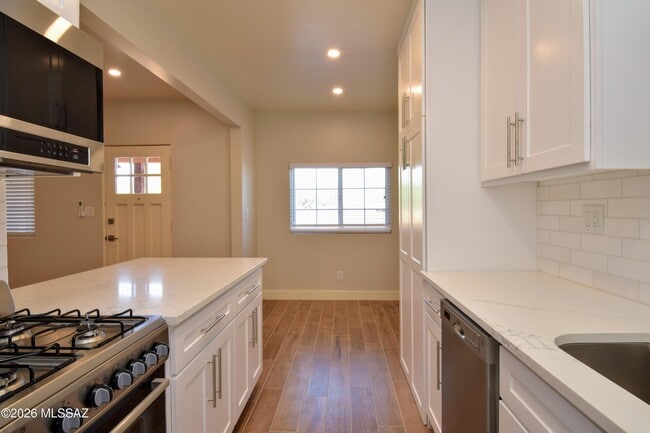 Building Photo - 130 N Cherry Ave