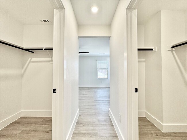 Building Photo - 8736 Kington