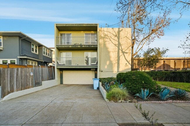 Building Photo - 3009 Dana St