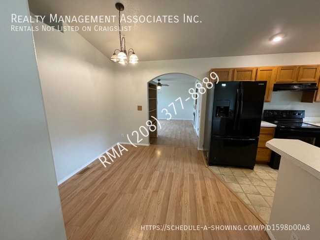 Building Photo - 623 E Woodbury Dr
