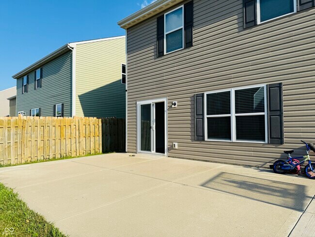 Building Photo - 822 Blue Ash Trail
