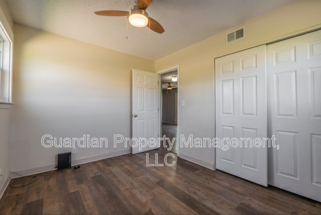 Building Photo - 518.5 W 8th St