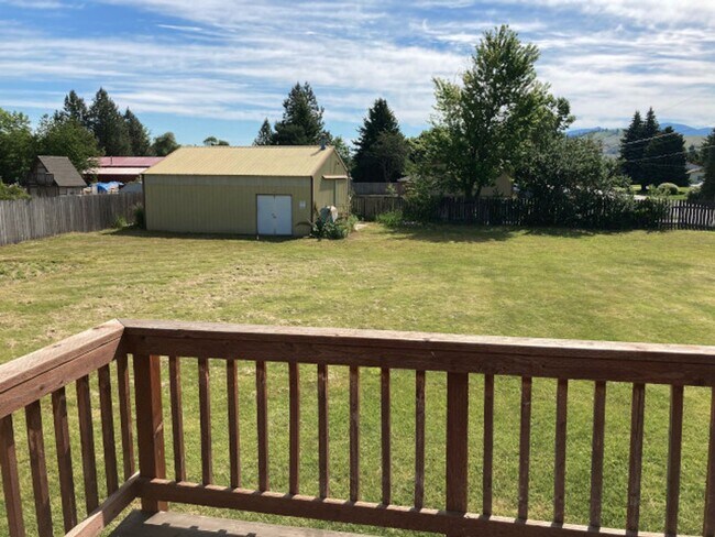 Building Photo - Green Acres Split Level