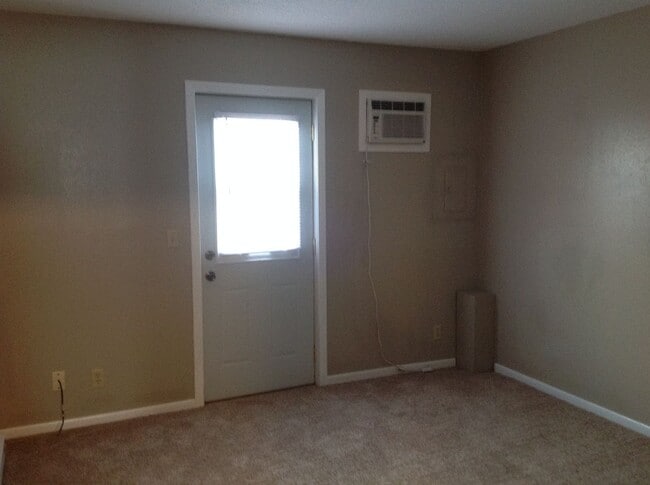 Building Photo - Cute, 3 bedroom apartment for rent in Spicer, MN
