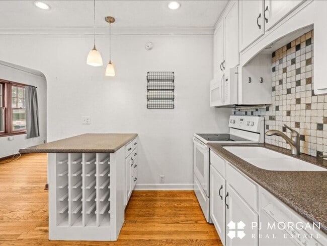 Building Photo - 2 bedroom, 1.5 Bathroom House Available Im...