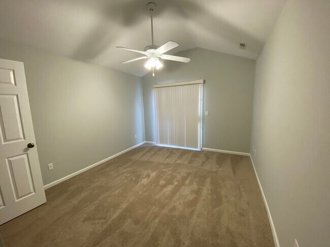 Building Photo - Great Location! 2 Bed 2 Bath 2 car garage.