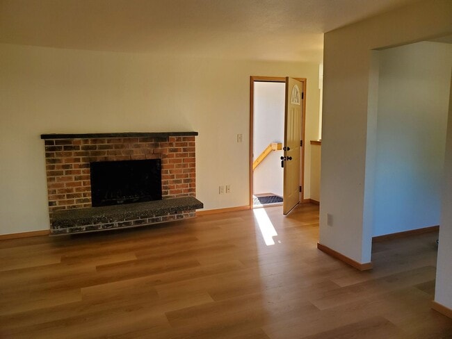 Building Photo - **$200 Move In Special**Beautiful 2 Bed 1....