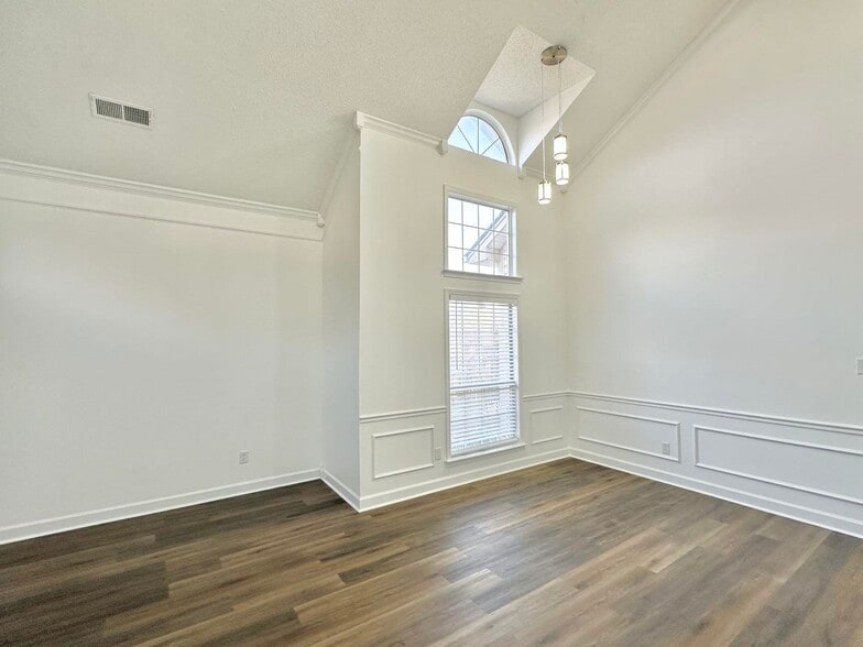 Building Photo - 5445 Pine Oak Ln