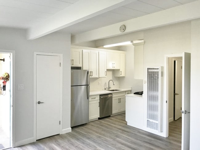 Building Photo - Chestnut Avenue Apartments