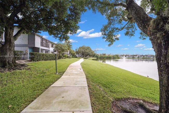 Building Photo - 2737 S Oakland Forest Dr