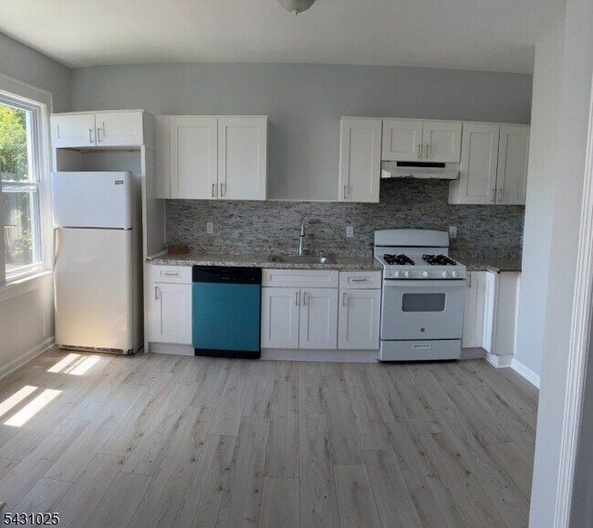 Building Photo - 28 Niles St