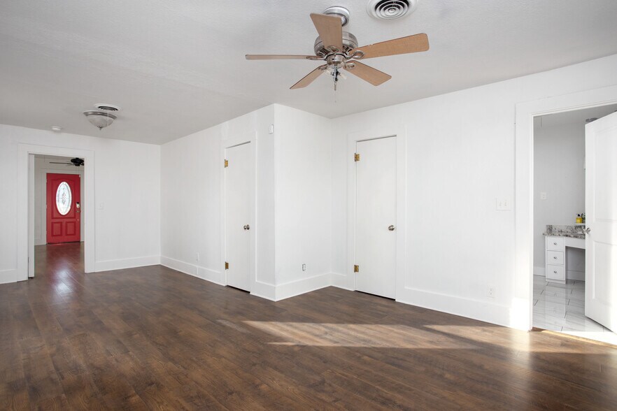 primary bedroom - 1105 Main St