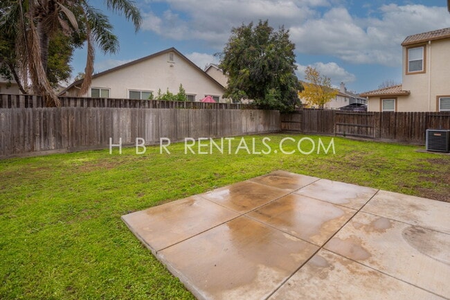 Building Photo - South Tracy 4-Bed Home with First-Floor Bedroom