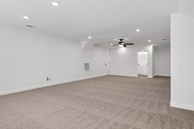 Building Photo - Large townhome in the Desirable Southbridge Community