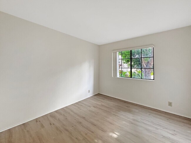 Building Photo - Charming 2BD/2BA Condo in La Jolla Village...