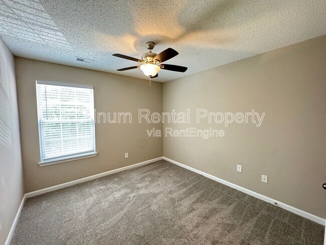 Building Photo - 4885 Robinson Square Dr