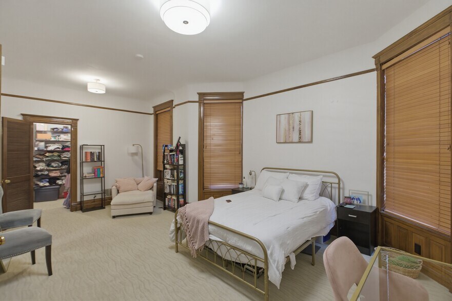 Building Photo - 850 W Oakdale Ave