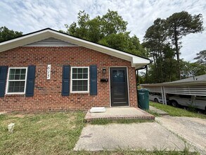 Building Photo - **OFFERING REFUNDABLE APPLICATION FEES** Newly Remodeled 2BD, 1BA Durham Duplex Walking Distance ...
