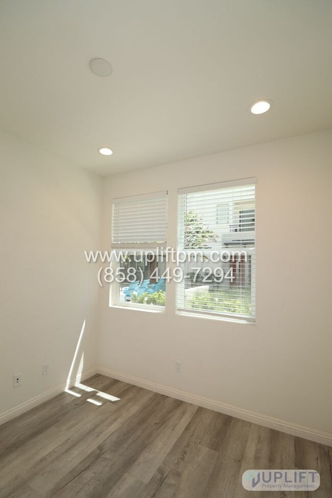 Building Photo - 3 Bedroom, 3.5 bathroom Three story Luxury...
