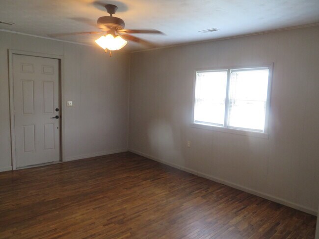 Living - 534 N Warren Ave