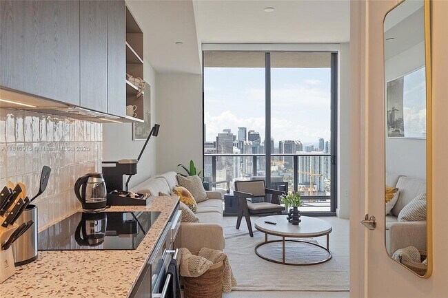 Building Photo - 601 NE 1st Ave