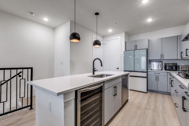 Building Photo - LUXURY 3-BEDROOM TOWNHOUSE AT GRAYSON HOUSE